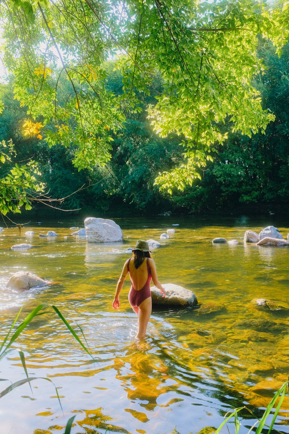 una persona caminando en un río