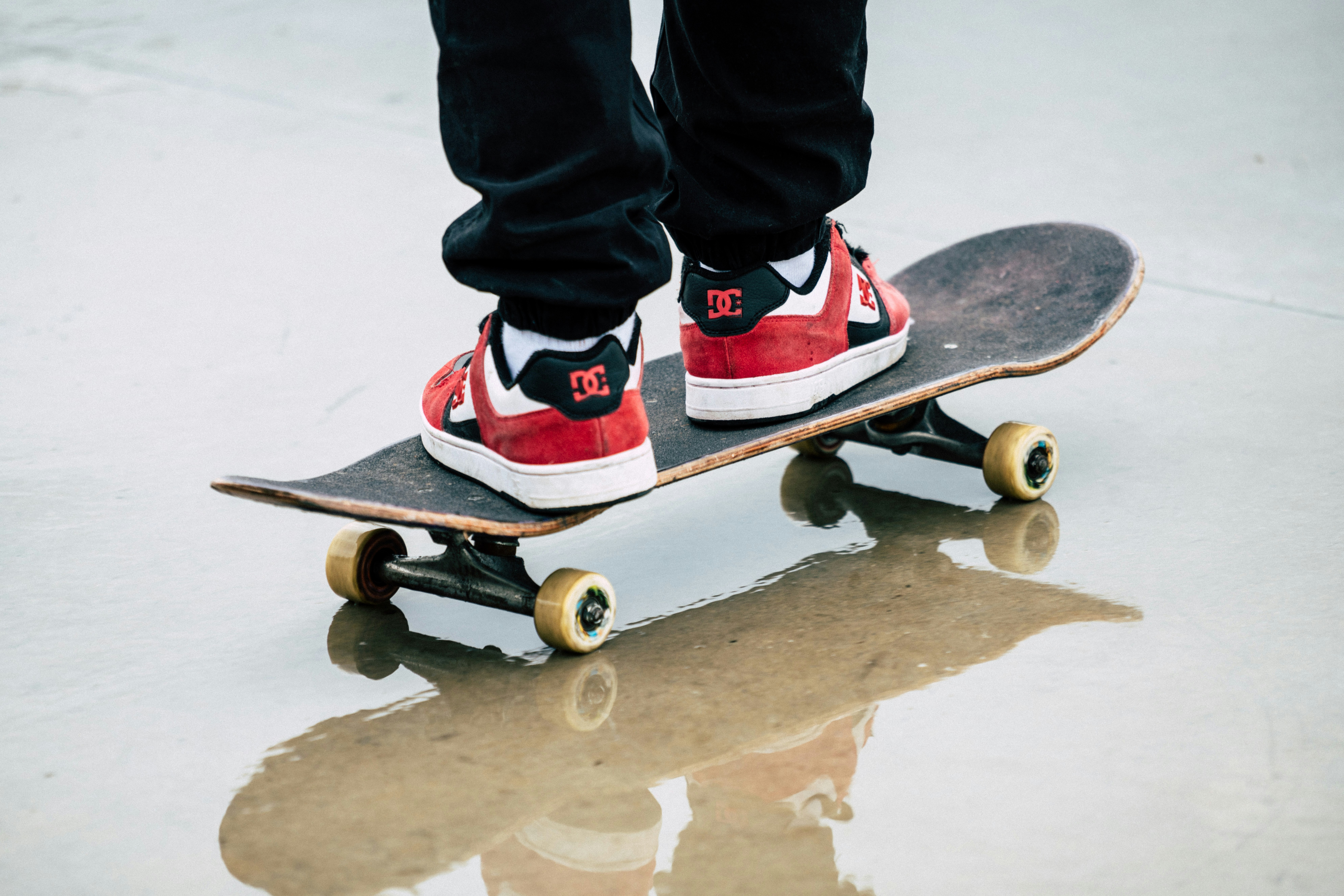 歩道でスケートをする人