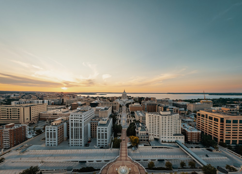 uma cidade com um edifício abobadado