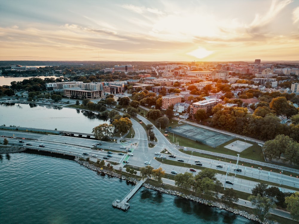 Eine Stadt neben einem Gewässer