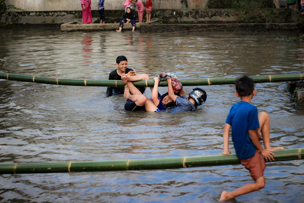 Un grupo de personas en un cuerpo de agua con una persona en un kayak