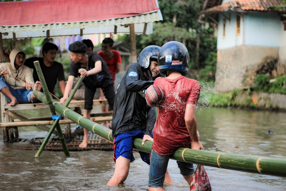 un groupe de personnes dans une zone inondée