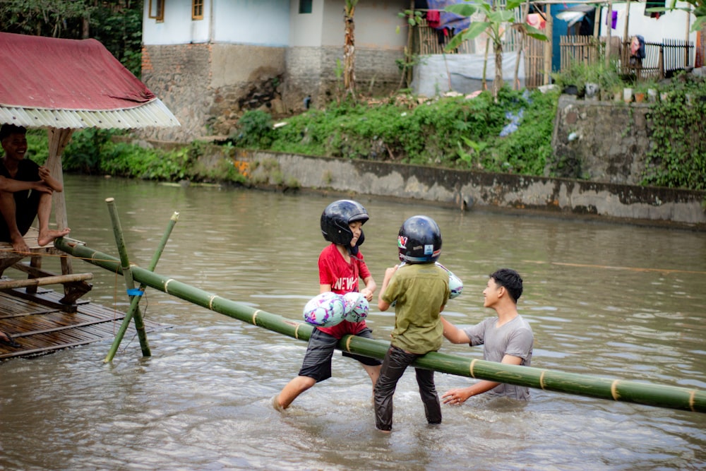 Un grupo de niños en una zona inundada