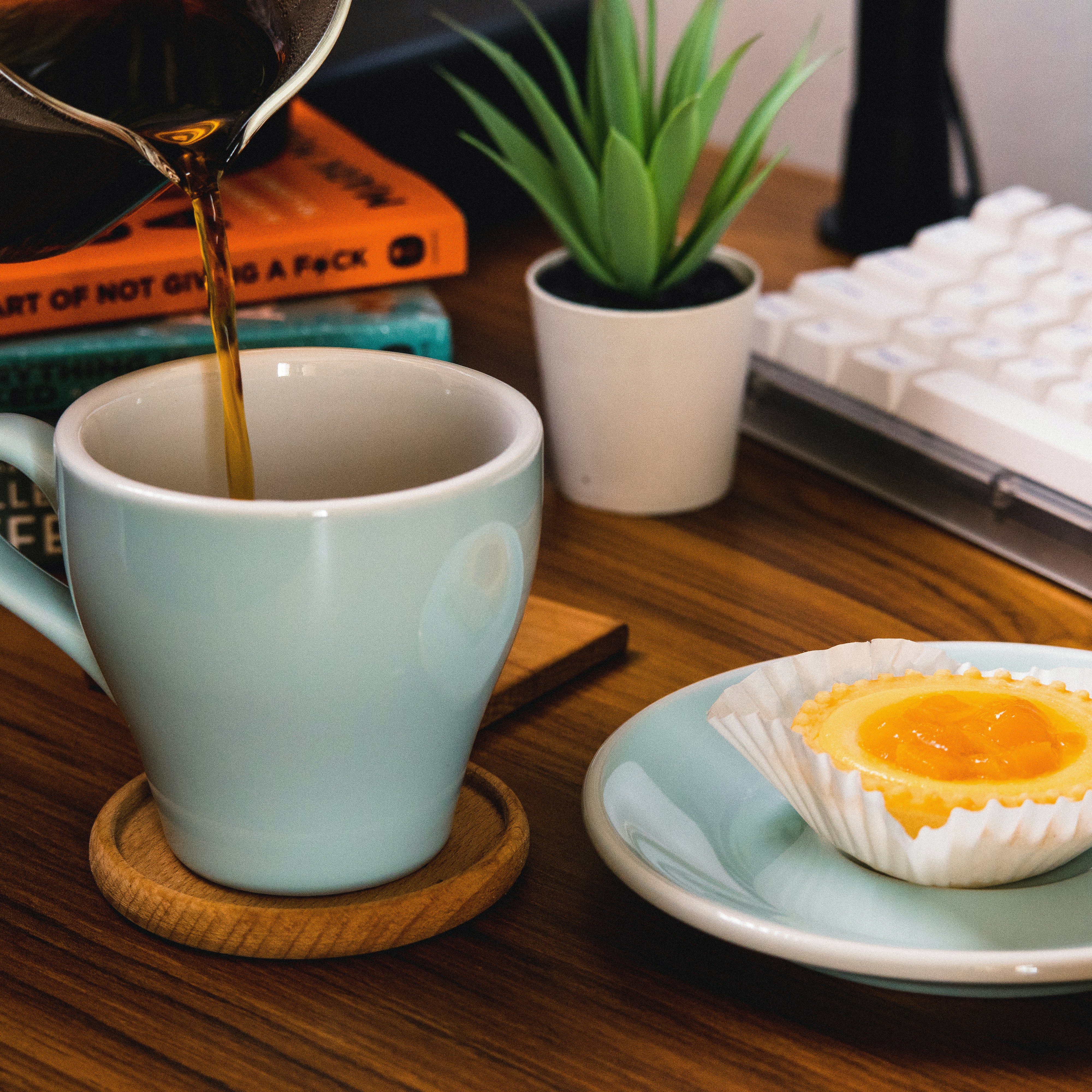 une tasse de thé et un bol d’oranges sur une table