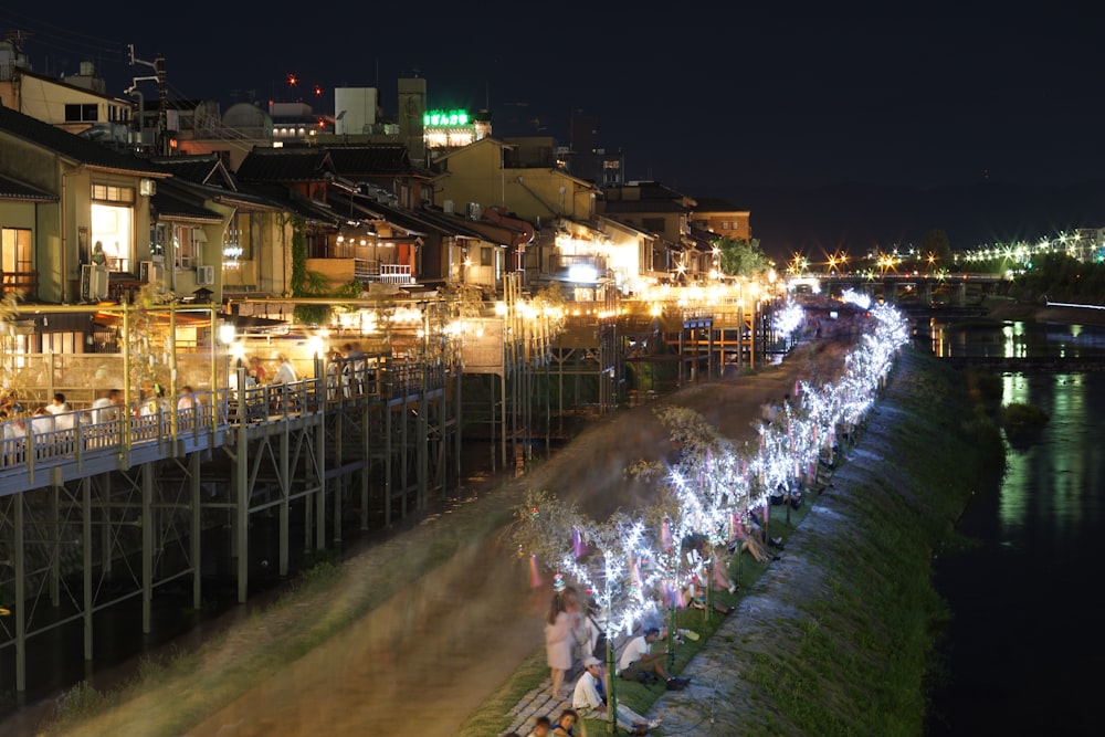 Una città con luci e alberi