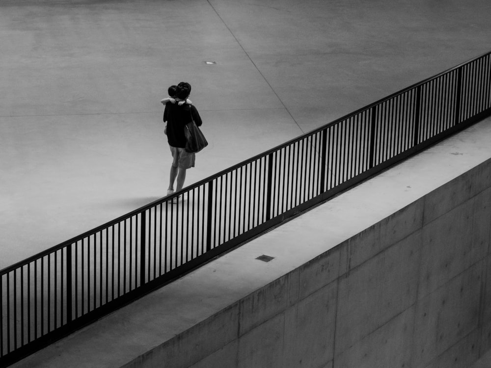 una persona in piedi su un ponte