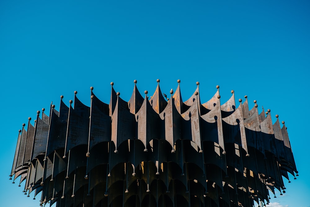 Un grand bâtiment avec de nombreuses flèches