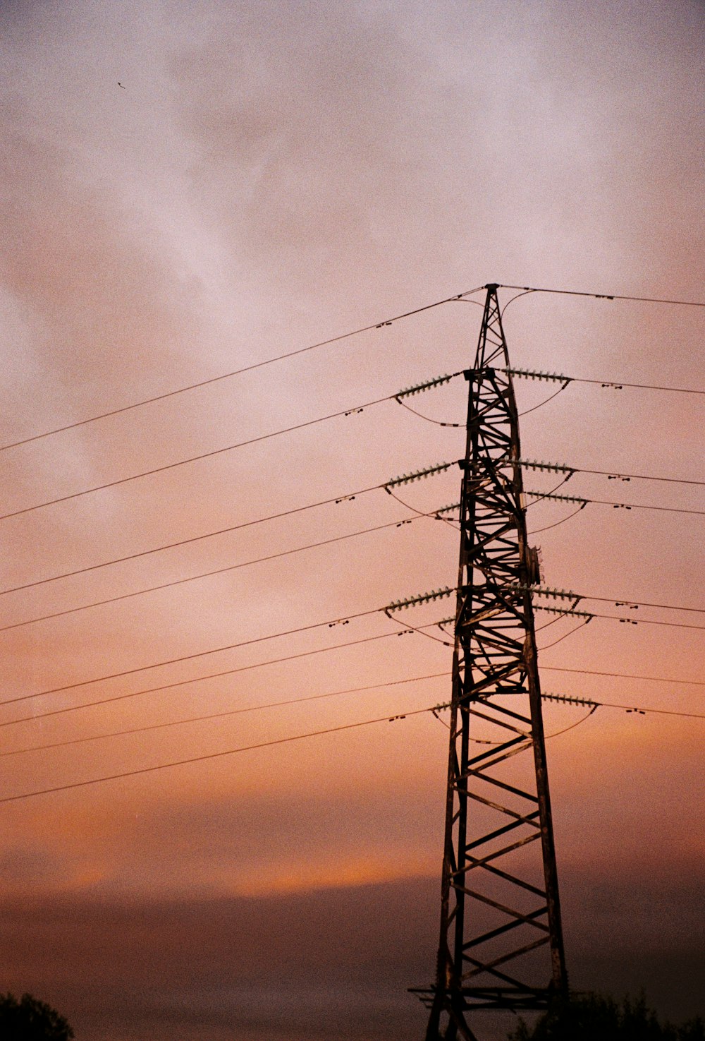 una torre de línea eléctrica