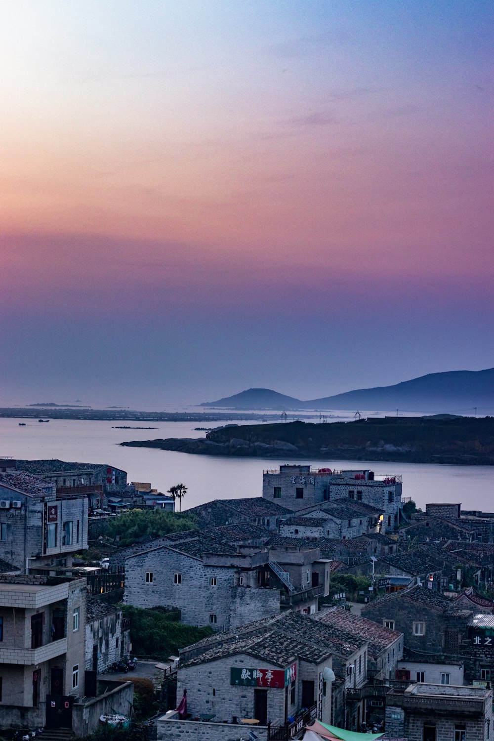 Una città accanto a uno specchio d'acqua