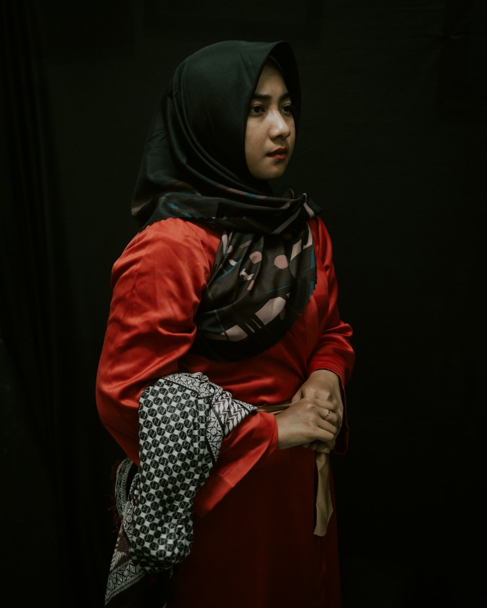 Una persona con una túnica roja