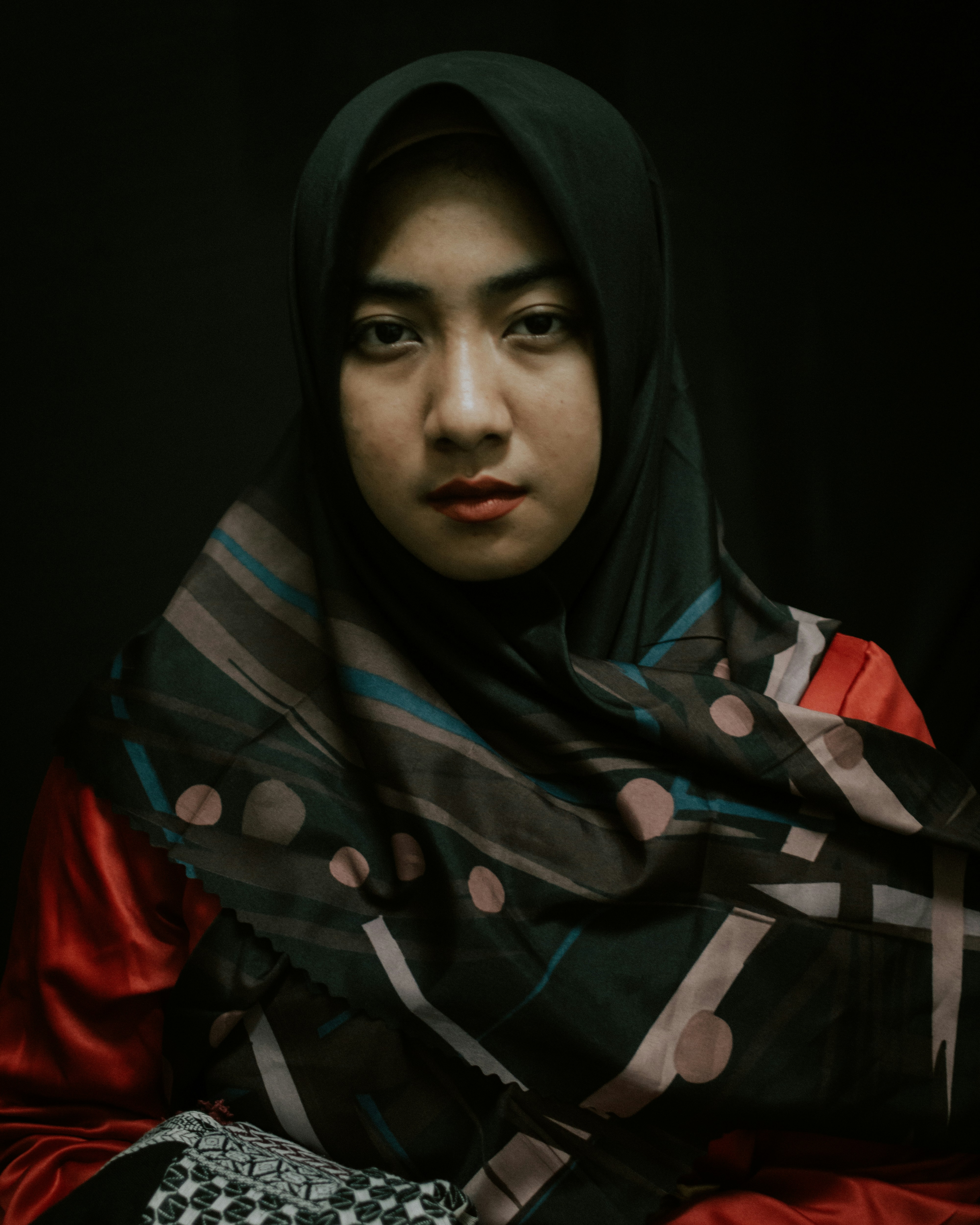 a person wearing a head scarf