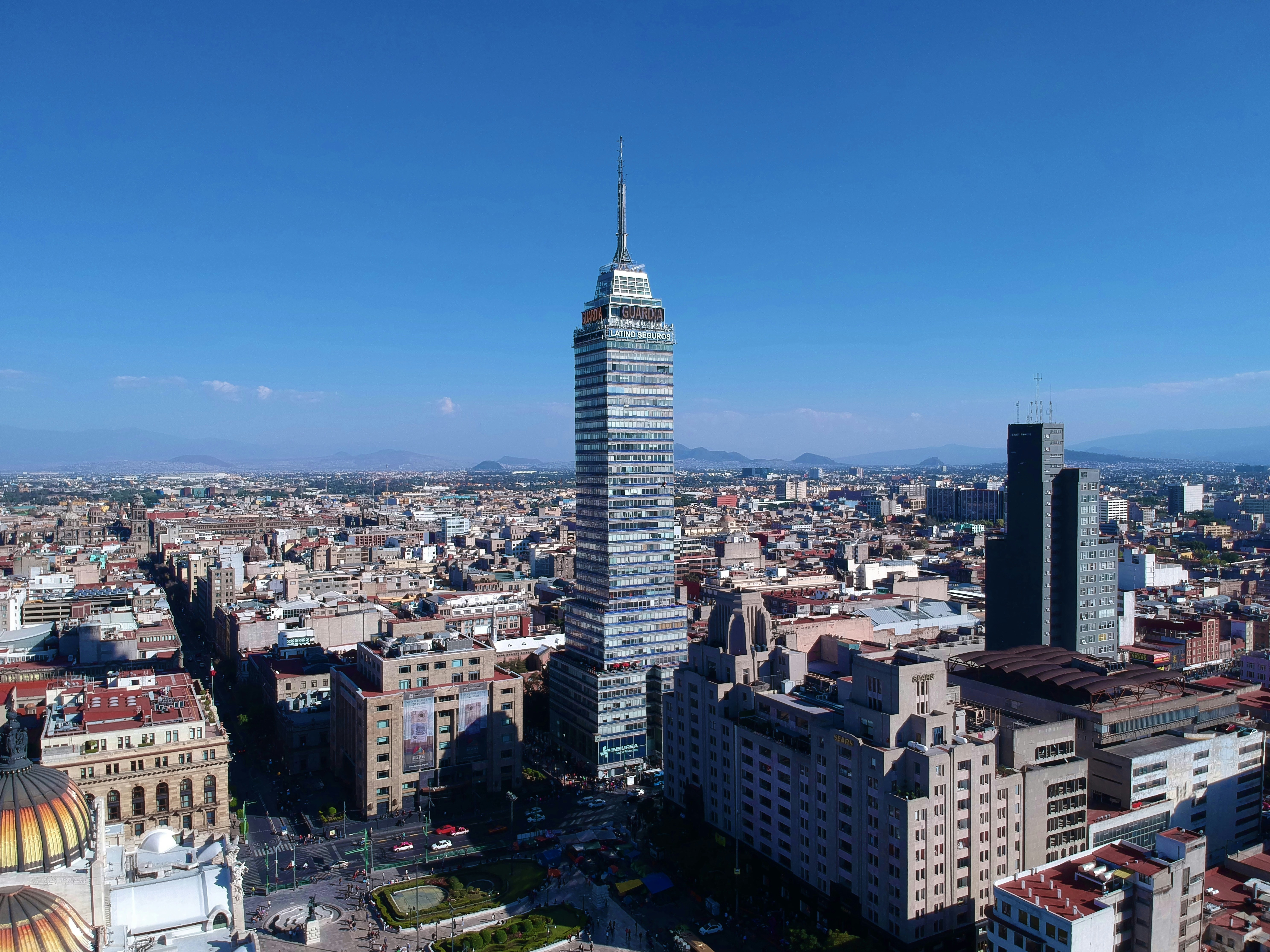 la torre latinoamericana si staglia a città del messico