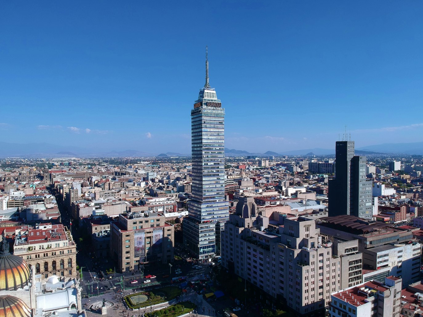 la torre latinoamericana si staglia a città del messico