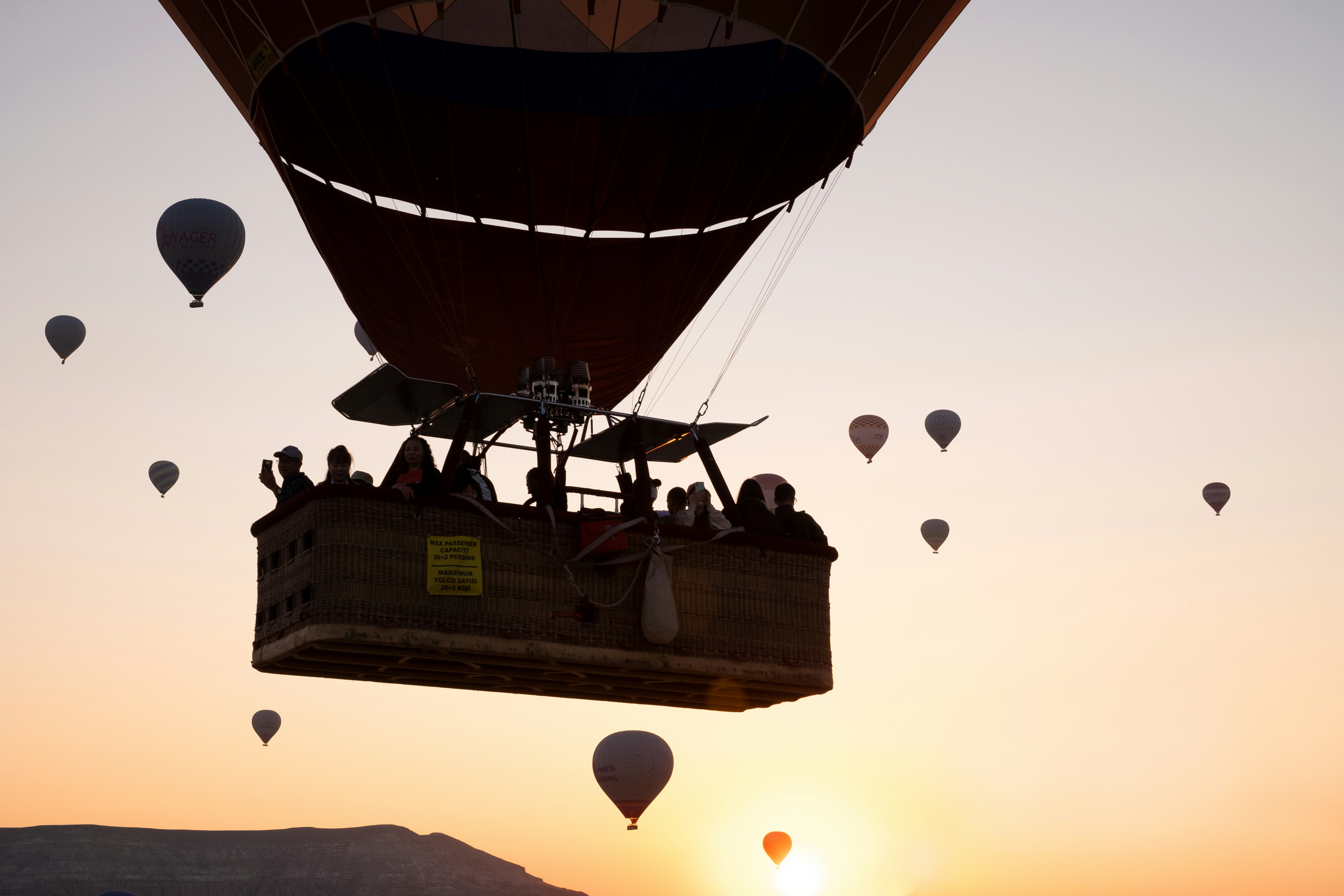 Groupe de touristes profitant d un vol en montgolfière au-dessus des paysages turcs