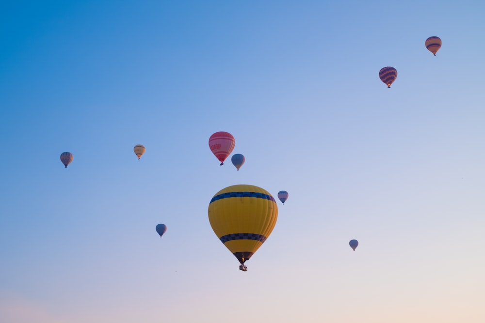 Un grupo de globos aerostáticos en el cielo