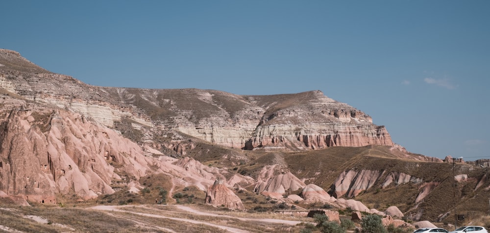 Una montaña rocosa con una carretera