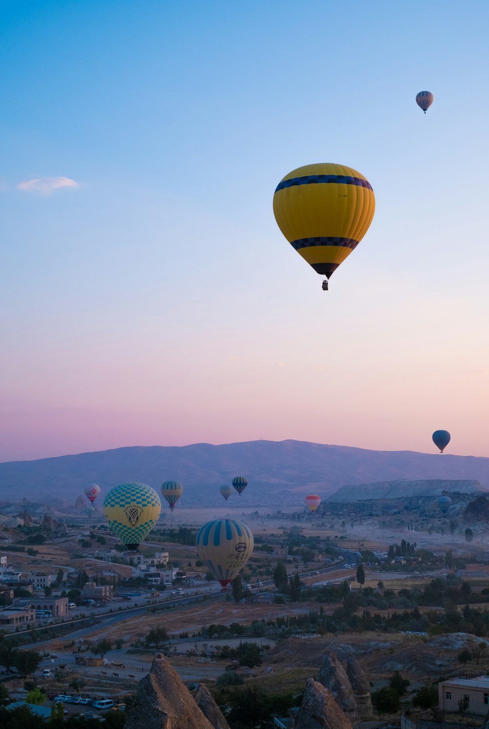 Un grupo de globos aerostáticos en el cielo