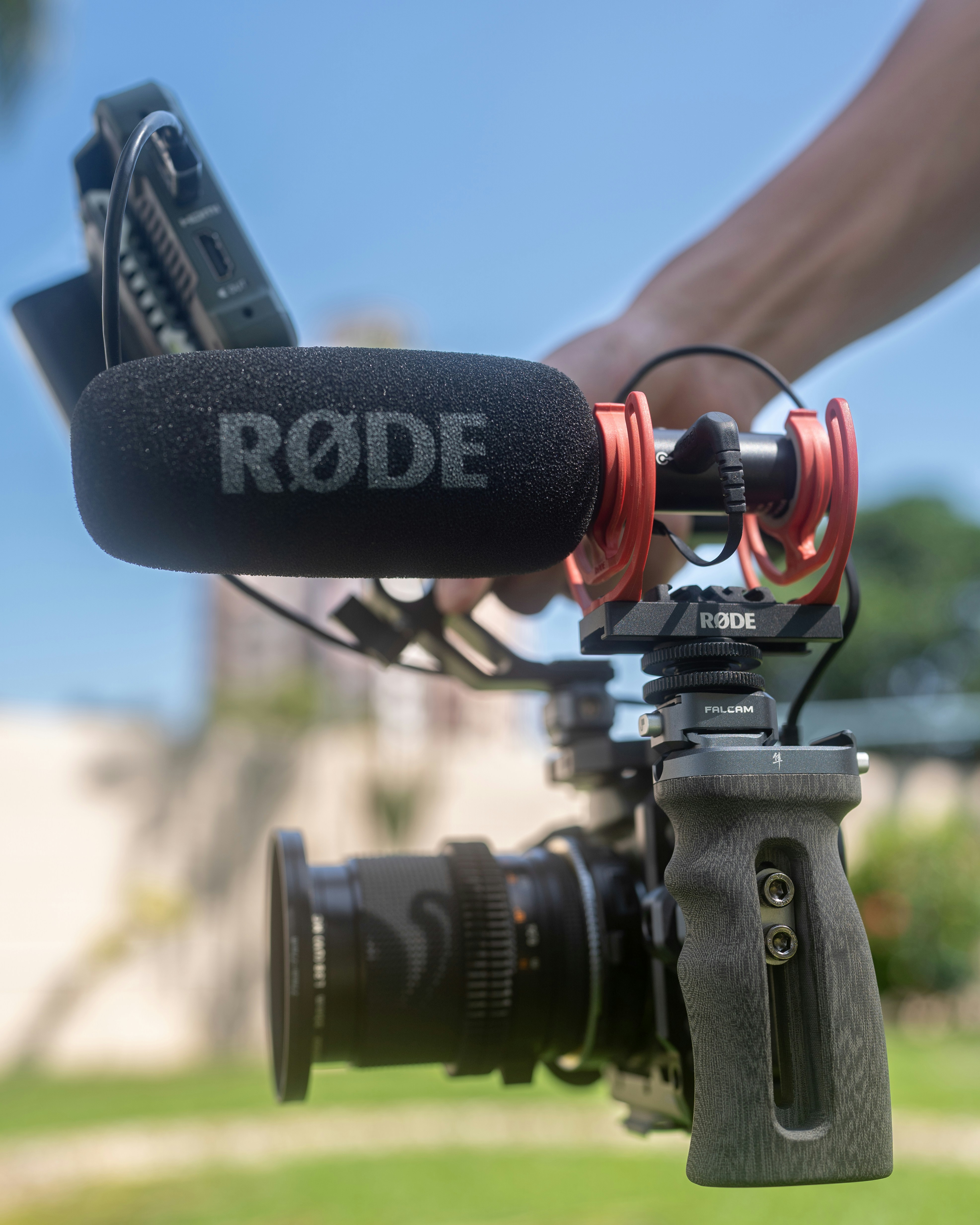 Un primer plano de una mano sosteniendo una cámara