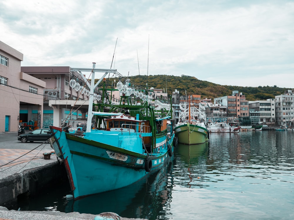 barcos atracados en un muelle