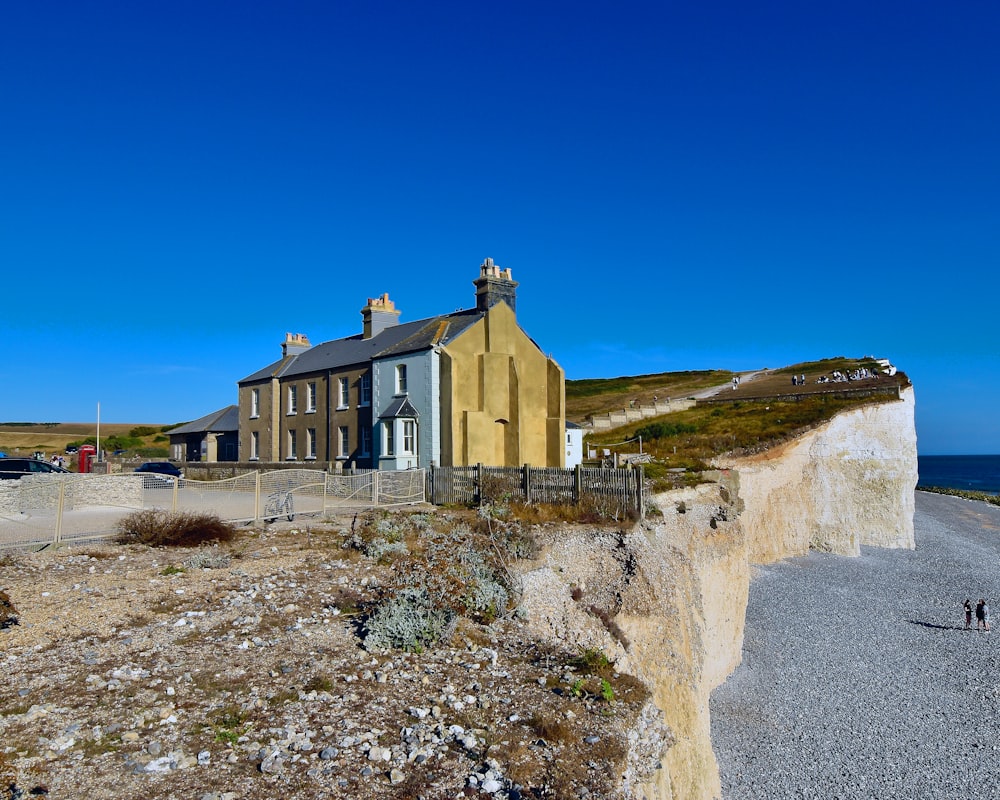 Una casa su una collina