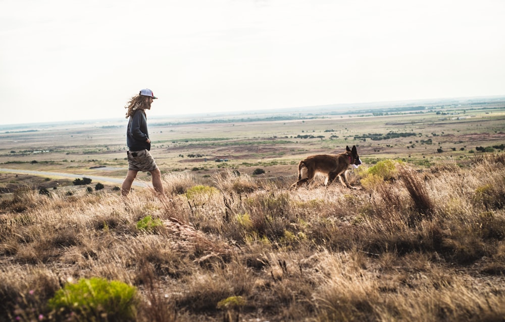 une personne et un chien sur une colline