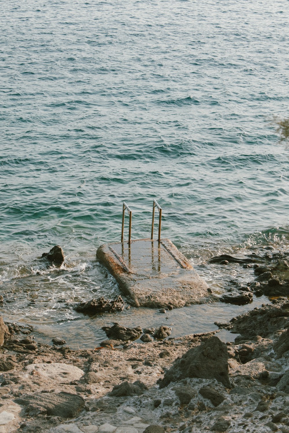 uma doca em uma praia rochosa