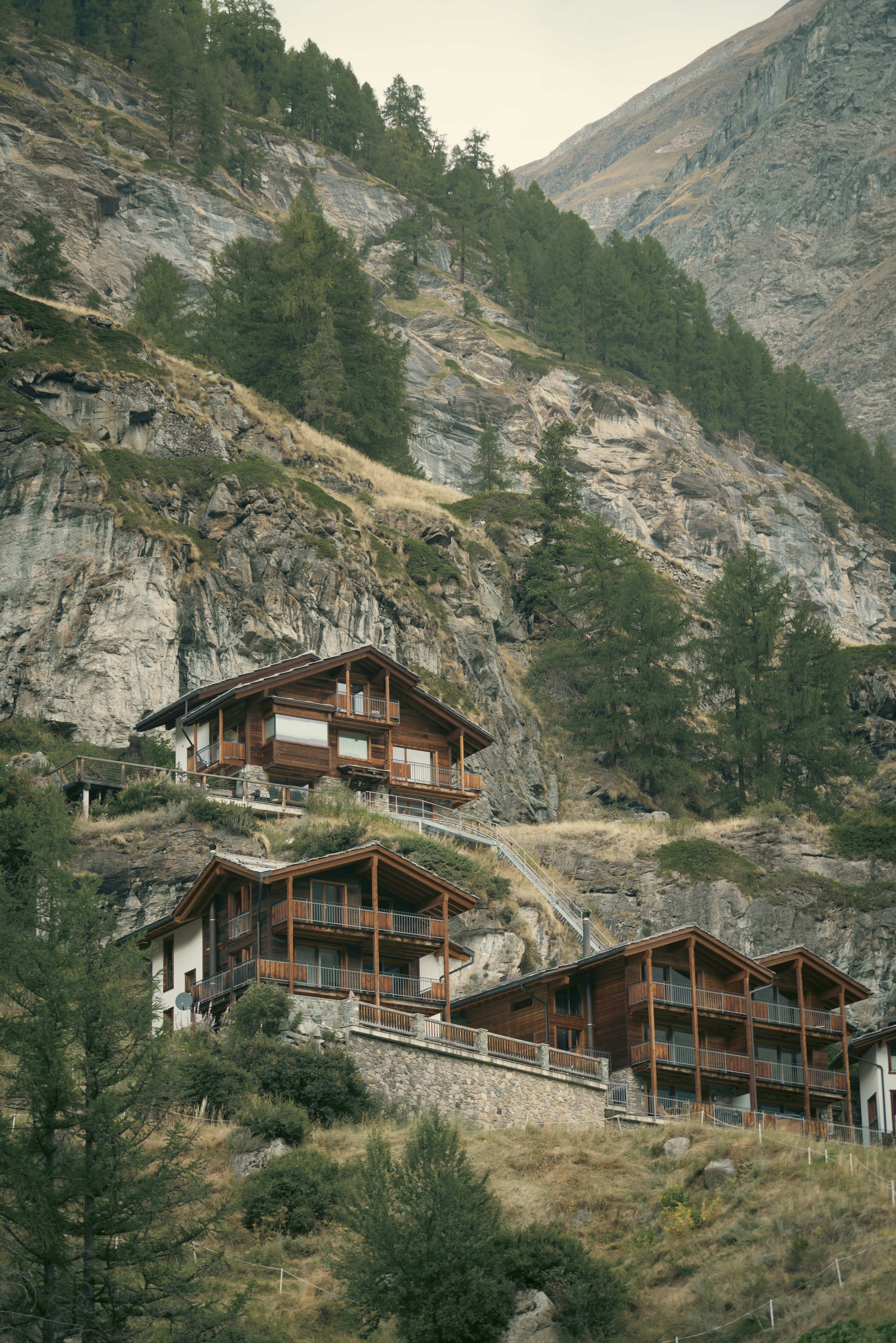 9 Adventure Hotels Near Mountains for Hiking and Scenic Views