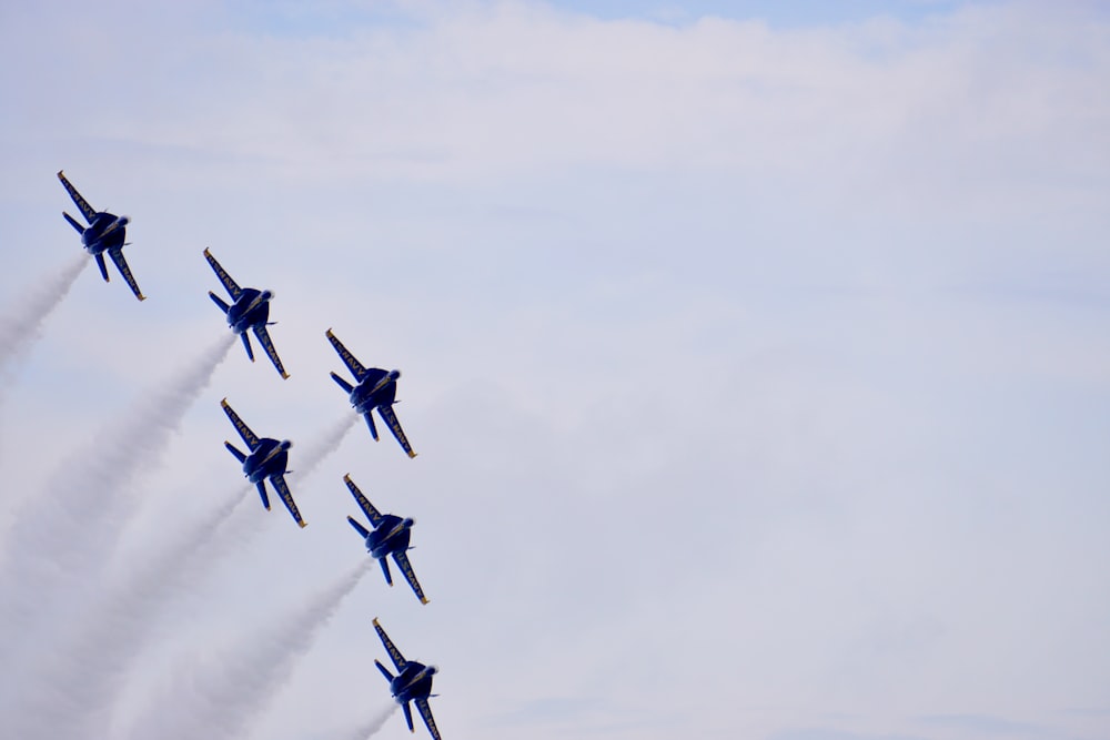 jets flying in formation