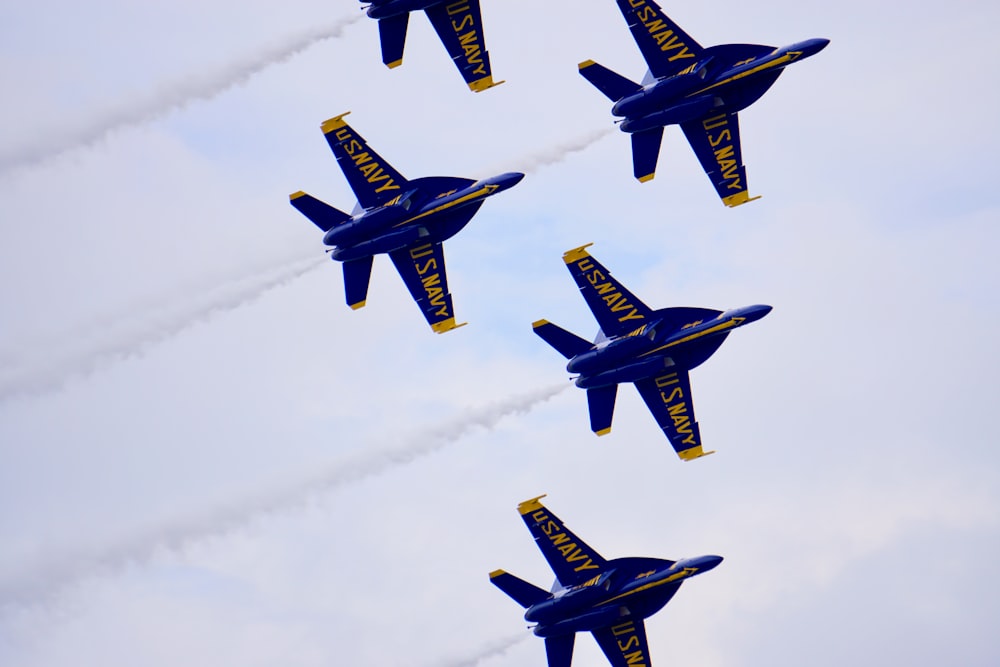 Un groupe d’avions bleus volant dans le ciel