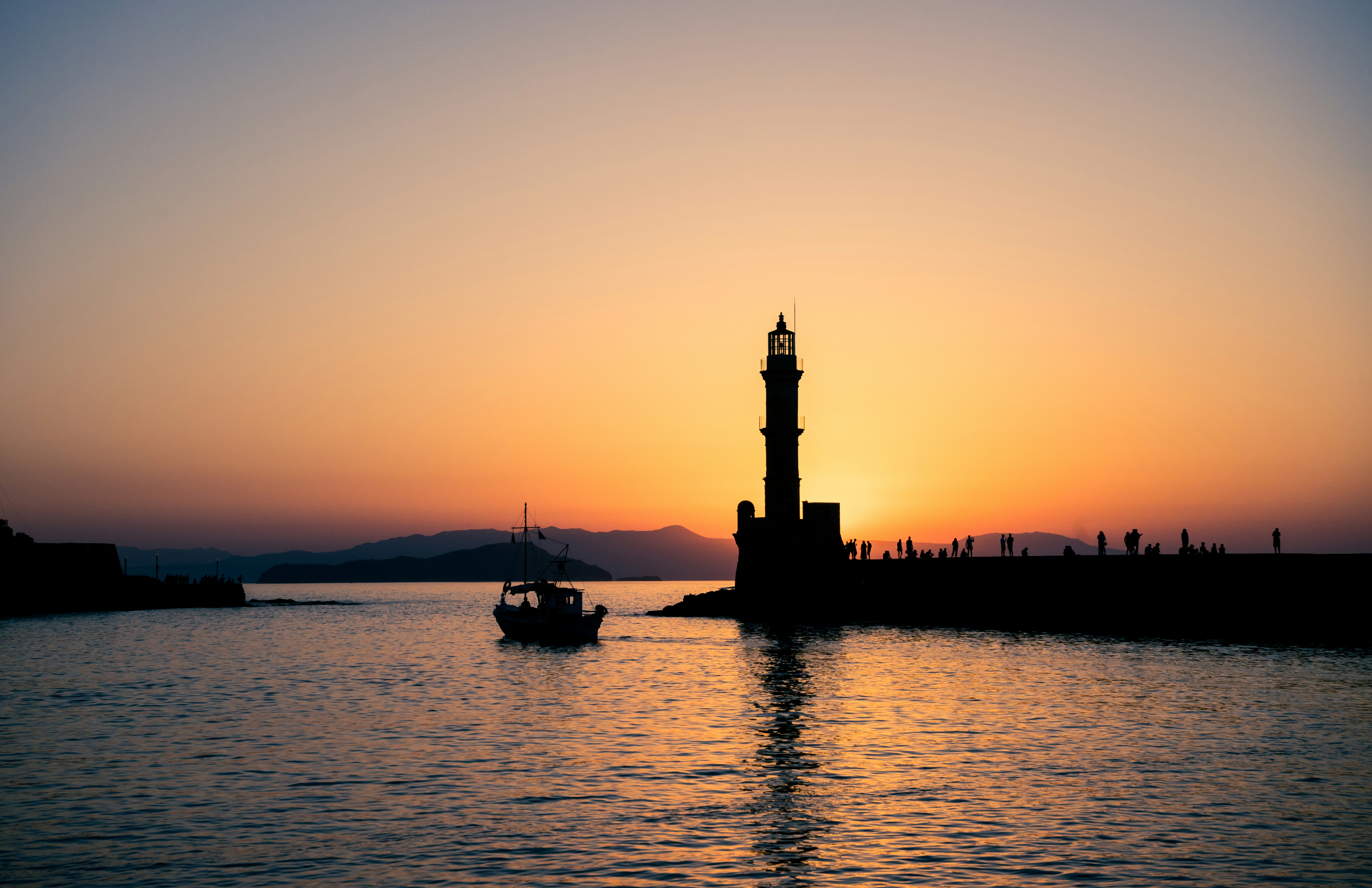 a boat sailing in the water, 