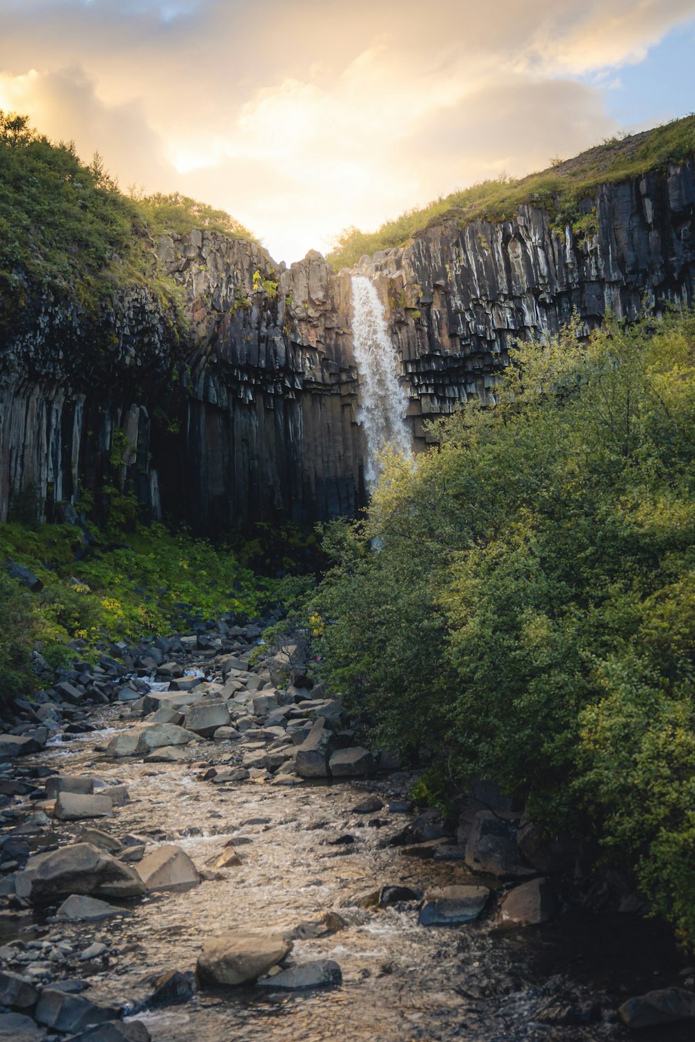 uma cachoeira em uma área rochosa