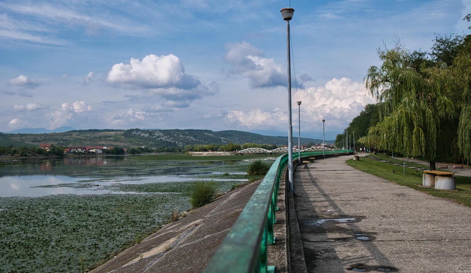 Cazare în Târgu Jiu: aleea de pe malul Jiului, lângă centru