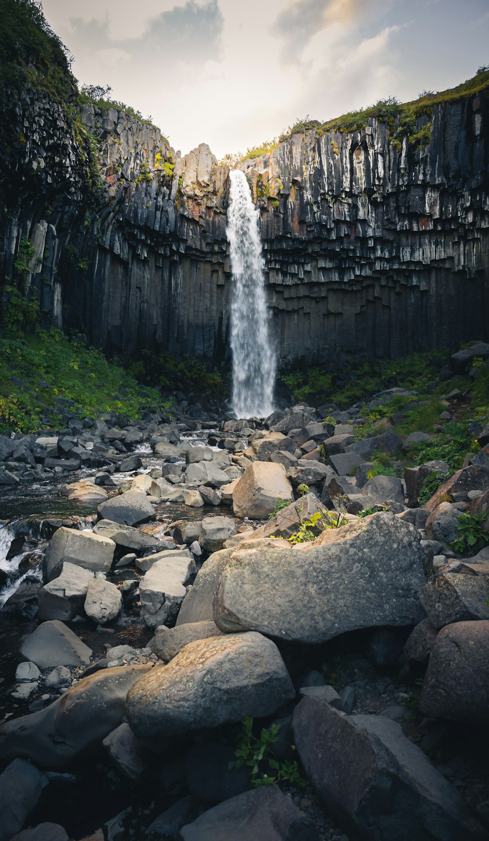 Une cascade sur des rochers