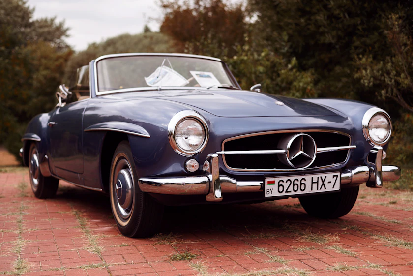 Mercedes-Benz Fahrzeugaufnahme aus der gewählten Unsplash-Bildserie (Beispielmotiv)