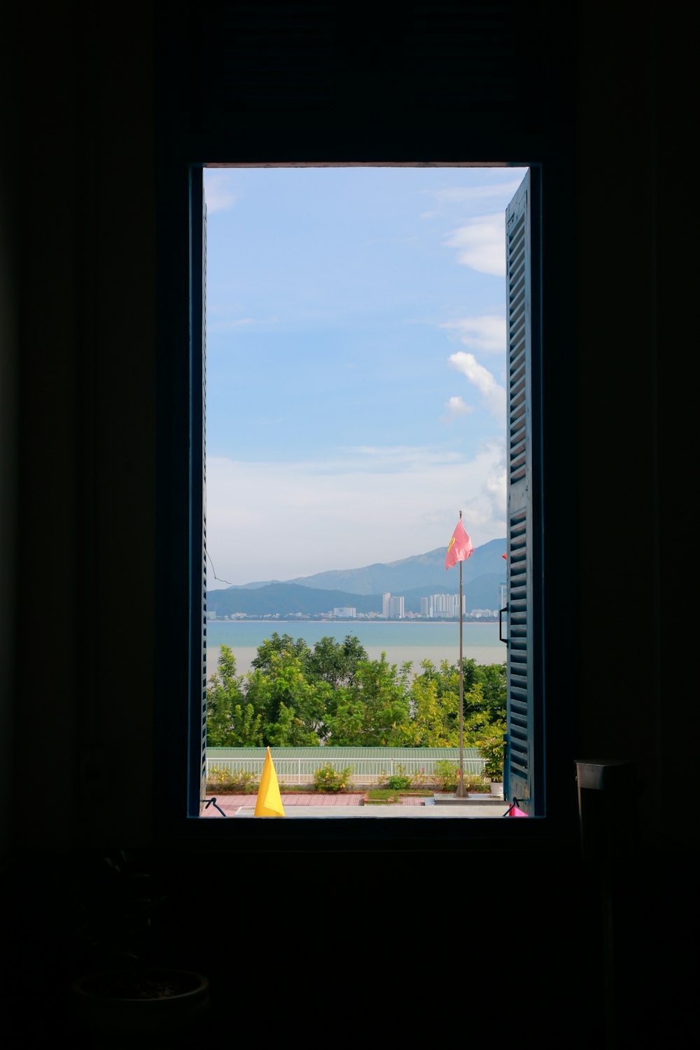 una ventana con vistas al océano y a la ciudad