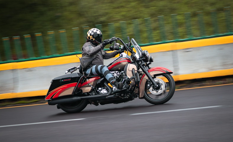 um homem andando de moto