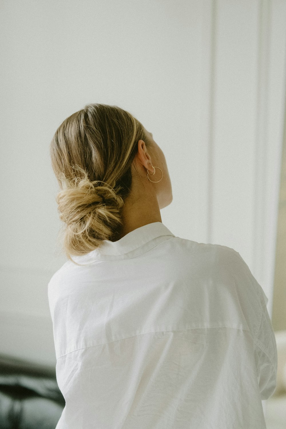 a person with the hair in a ponytail