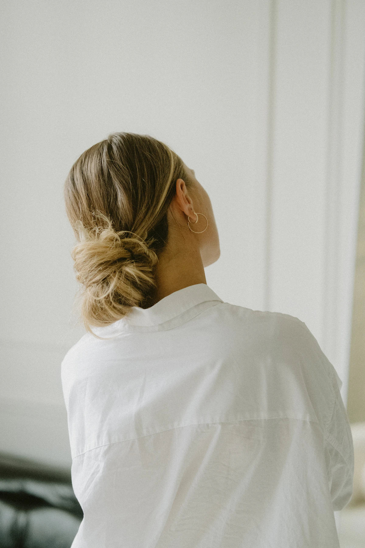 Schlichter, tiefer Dutt – minimalistischer '90s-Updo-Trend Herbst 2026