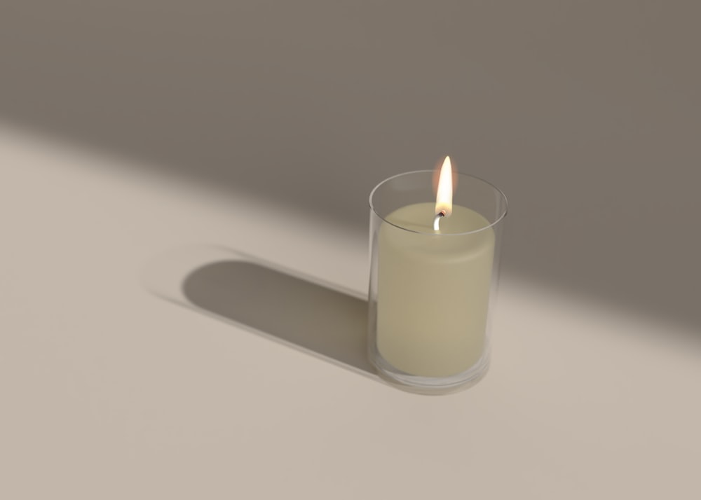 una candela in un portabicchieri