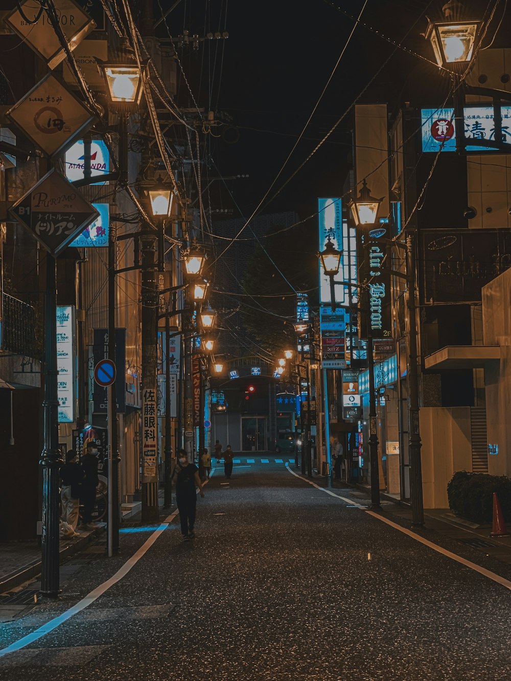 uma rua com edifícios de ambos os lados