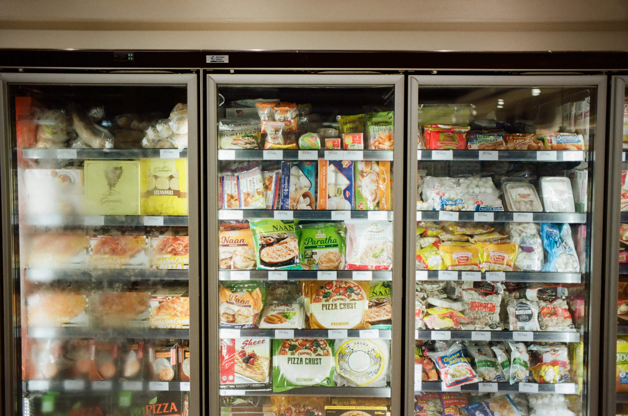Freezers verticais com congelados e pratos prontos