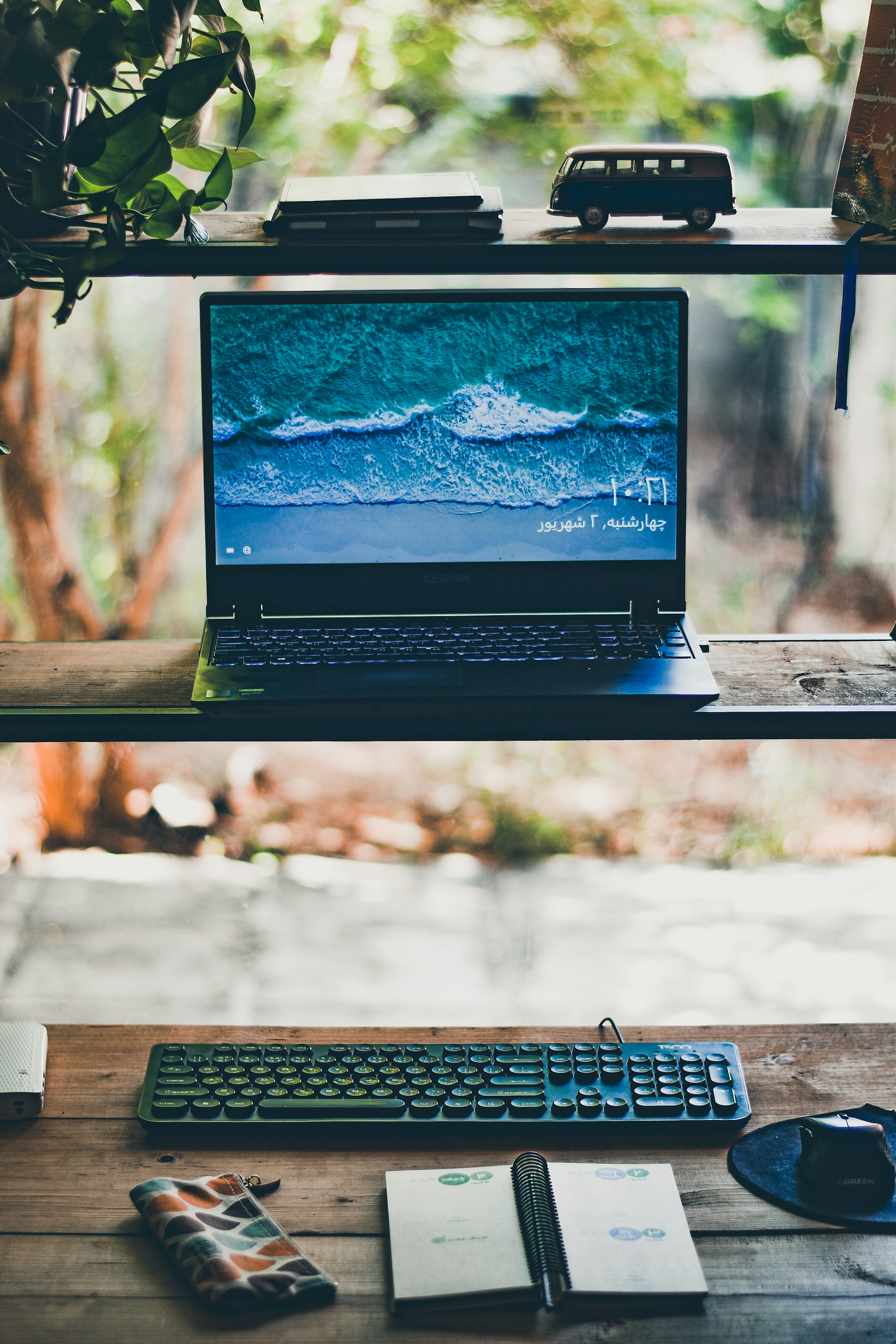 gray computer monitor