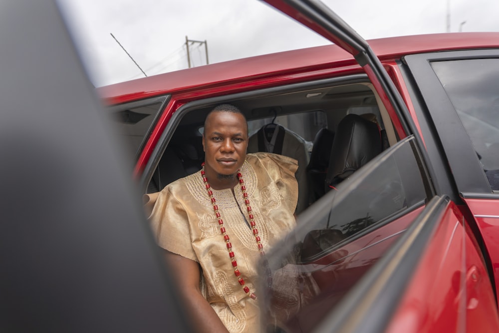 Un homme dans une voiture