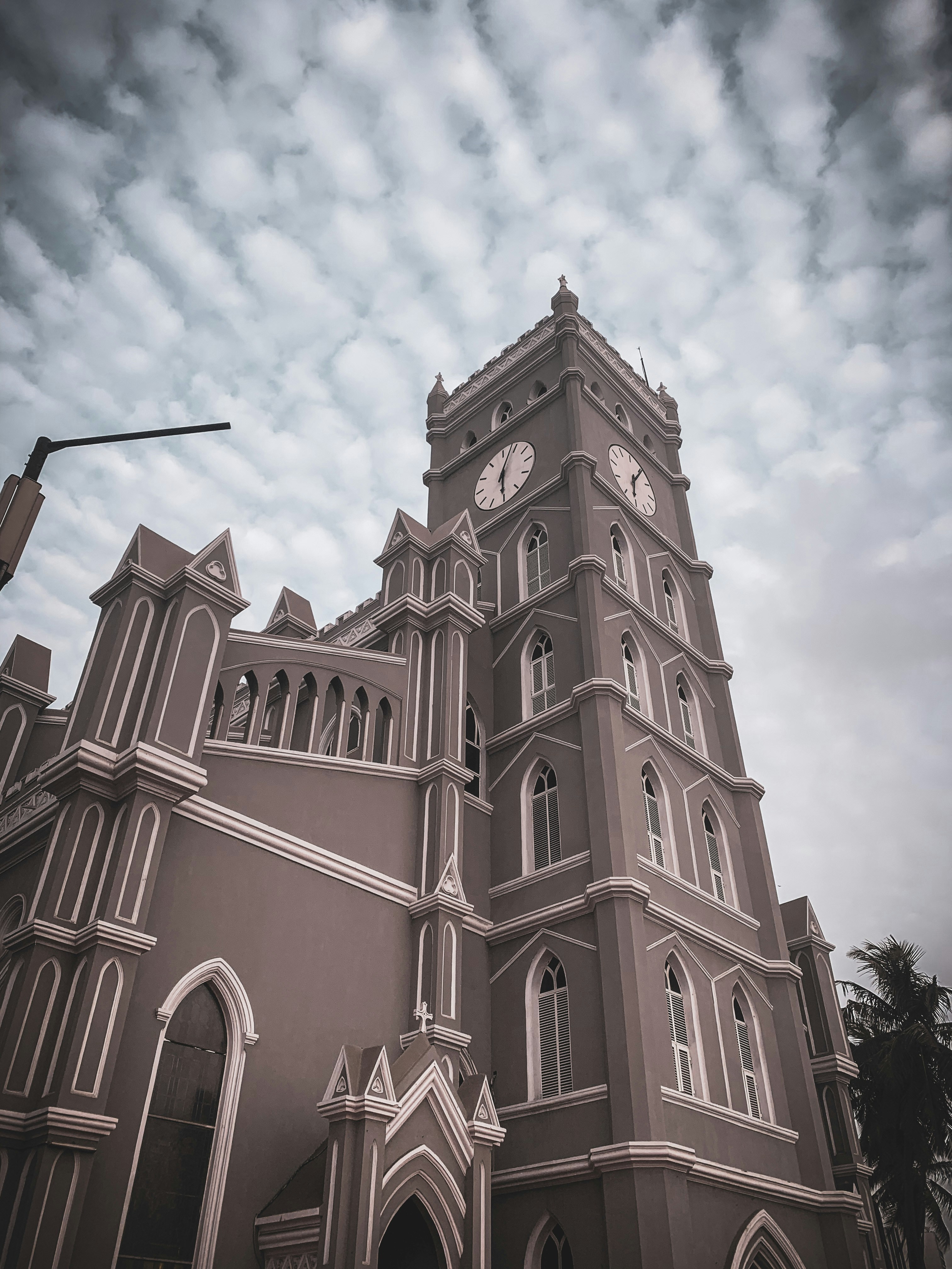 A large building with a clock tower photo – Free Grey Image on Unsplash