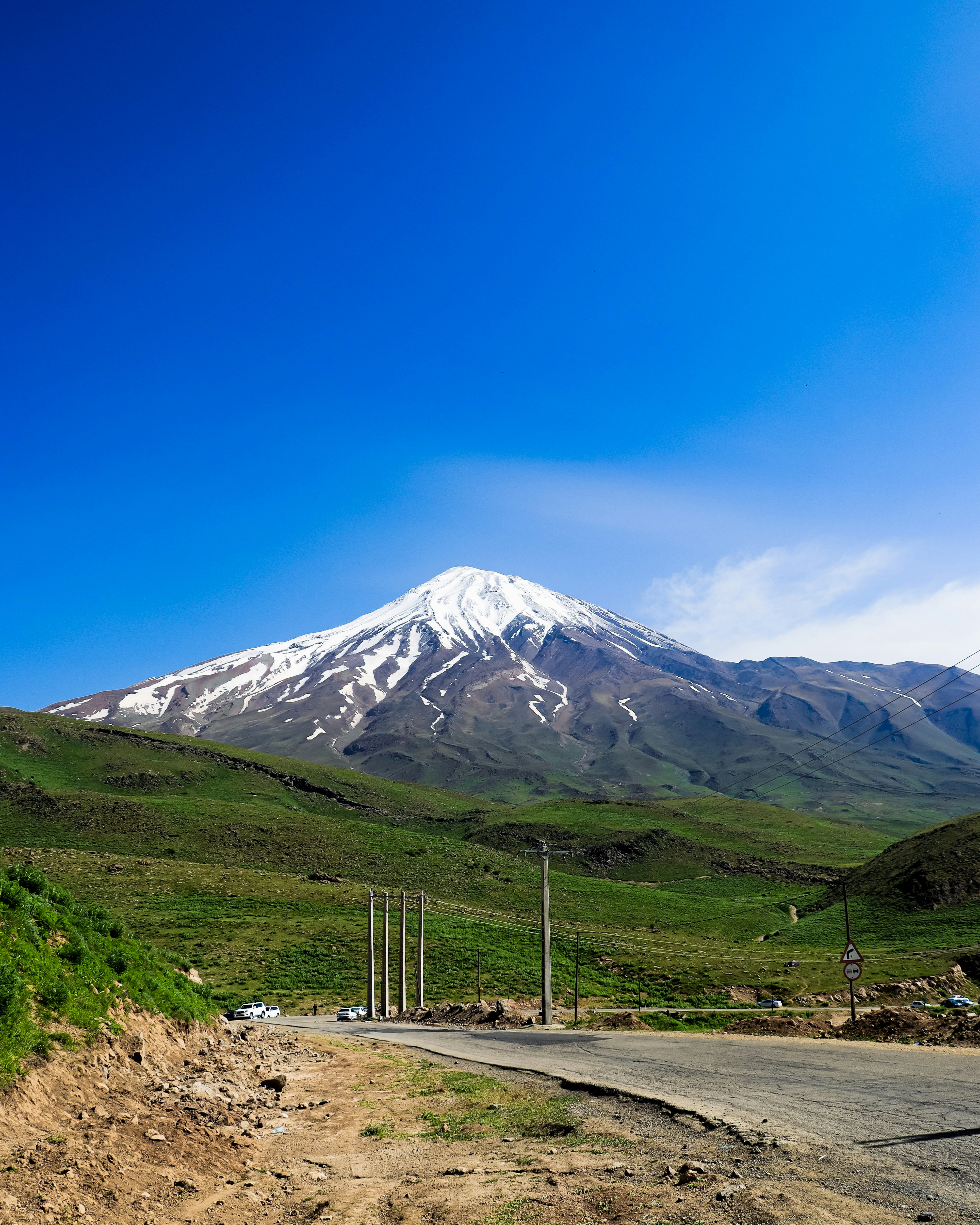 Una montaña con nieve
