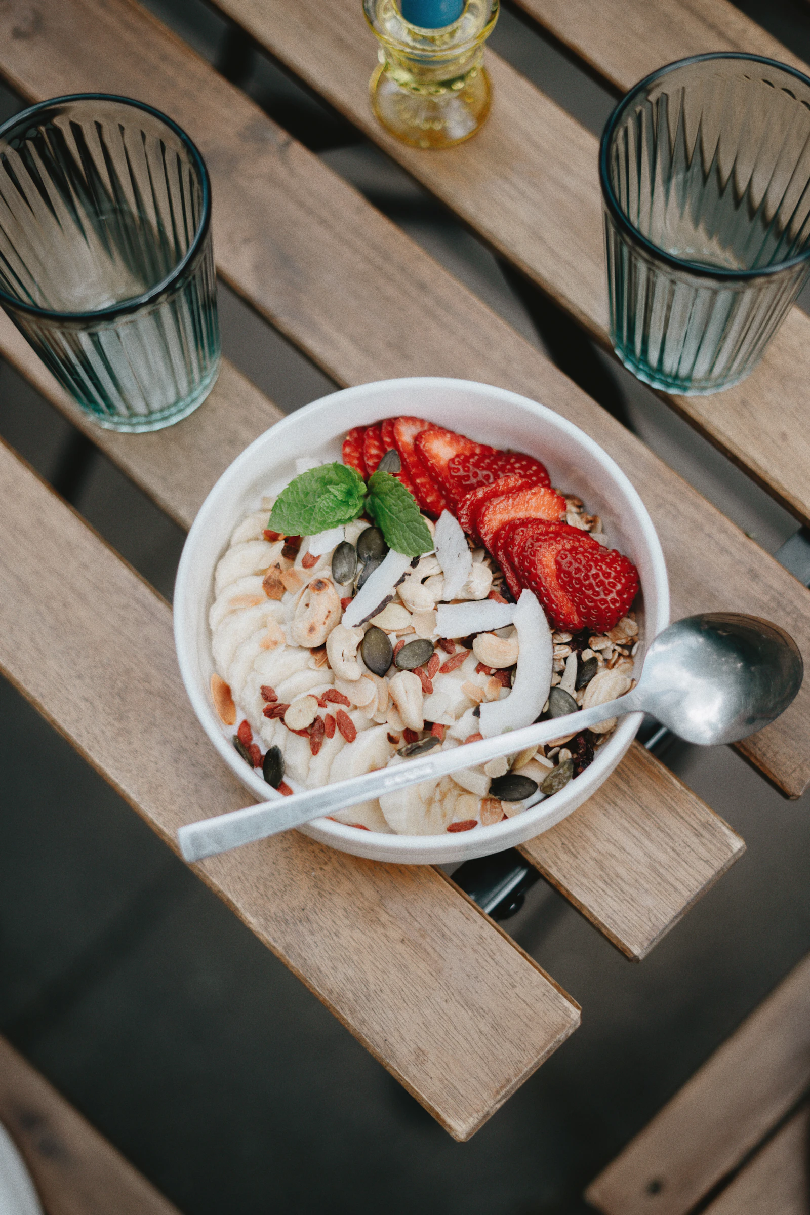 Schale mit Obst und Müsli als Symbol für die Frage nach echtem Hunger