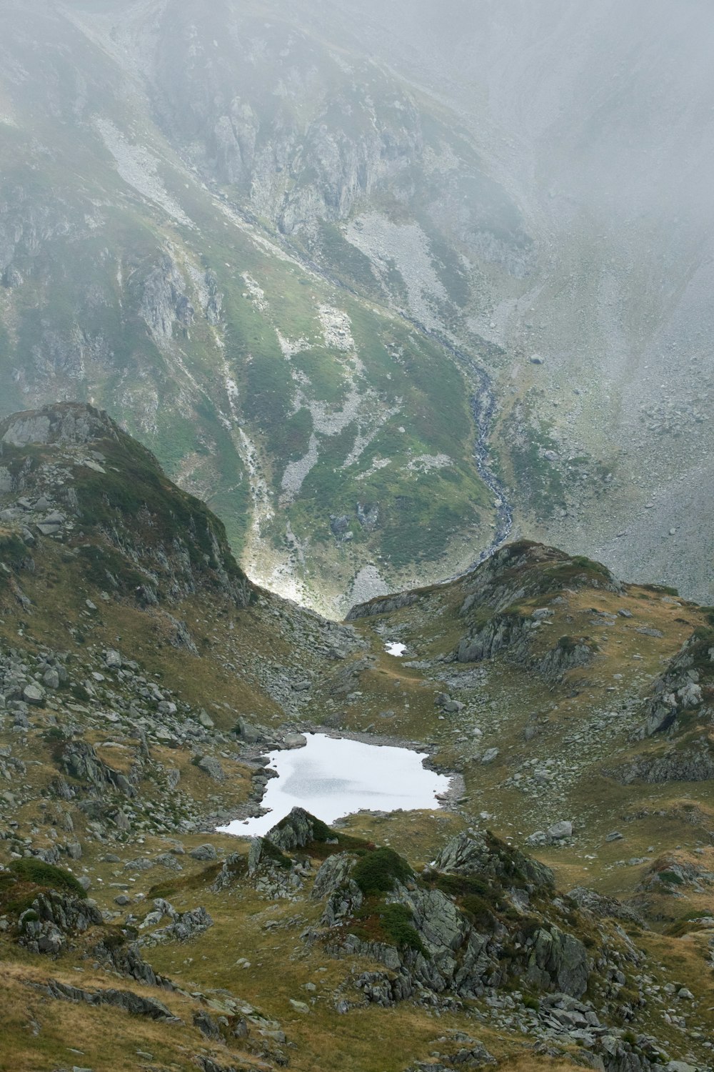 Un lato roccioso della montagna