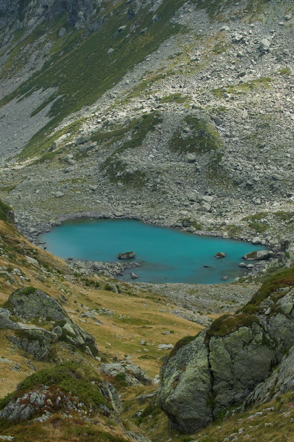 Ein Gewässer, umgeben von Felsen