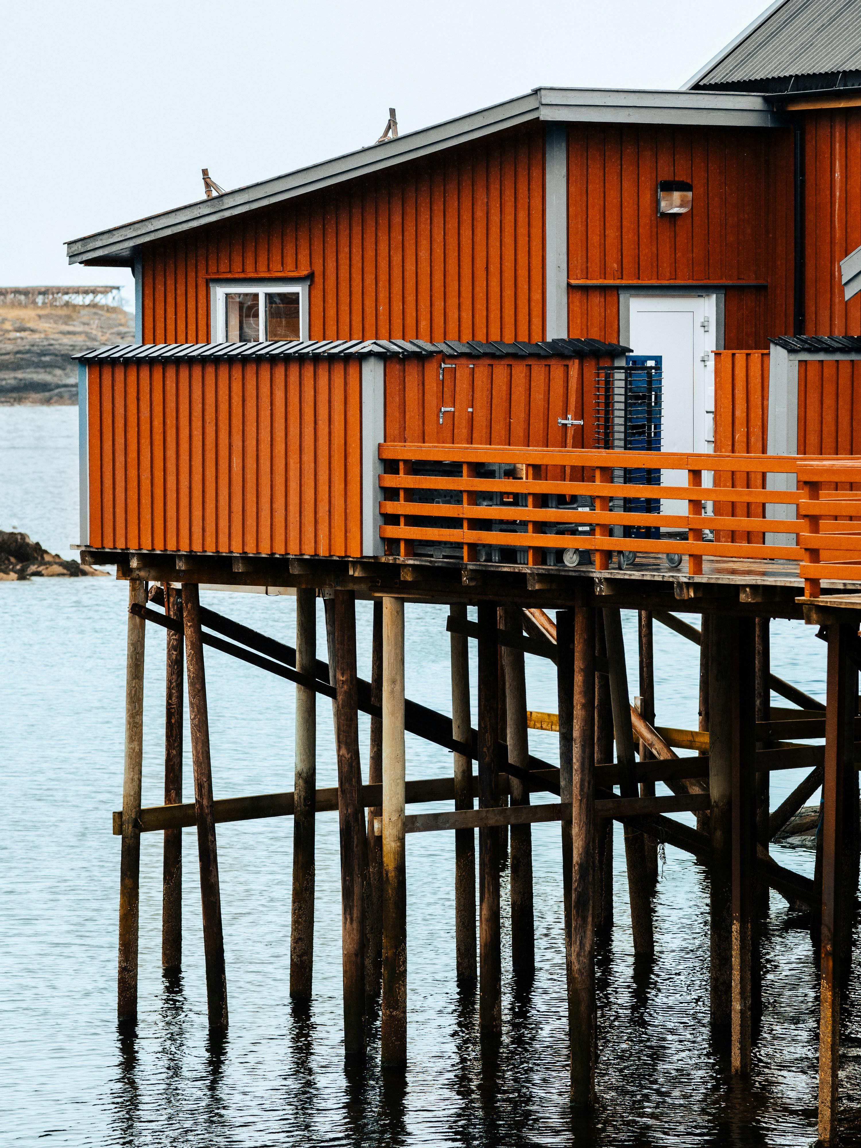 ein Holzhaus auf einem Dock