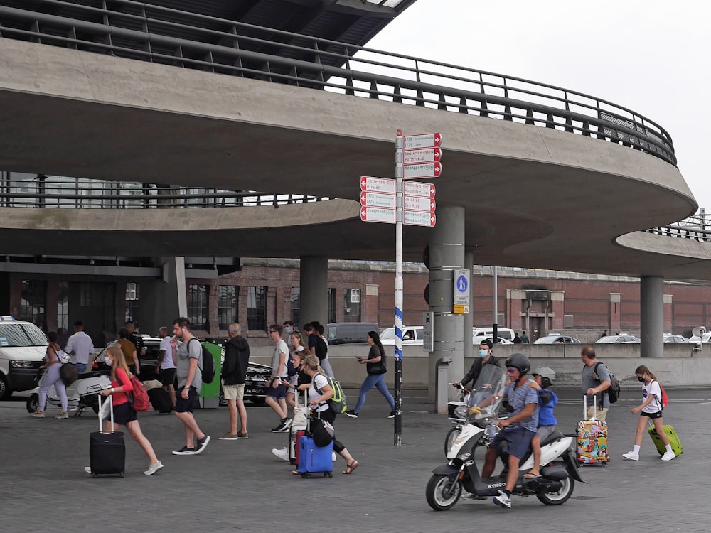 persone che camminano per strada